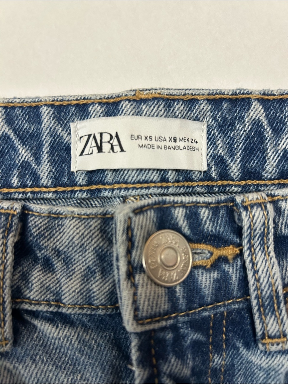 Zara denim skirt featuring a frayed hem and a light wash finish - Picture 3 of 3
